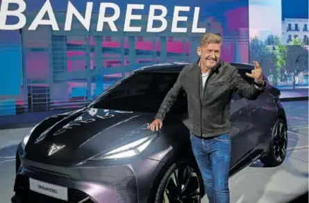  ?? REUTERS ?? El presidente de Seat y de Cupra, Wayne Griffiths, ayer en Sitges, junto al nuevo Cupra UrbanRebel, el primer compacto eléctrico confirmado de los tres modelos que la filial de Volkswagen proyecta fabricar en Martorell (Barcelona).