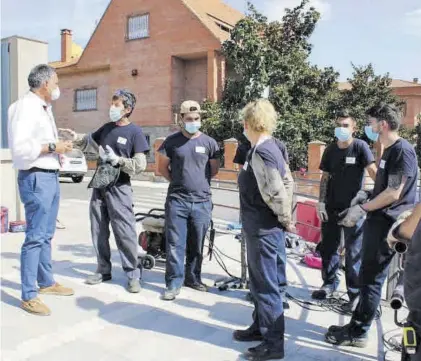  ?? EL PERIÓDICO ?? Alumnos de una escuela profesiona­l anterior realizada en Coria, conversan con el alcalde.