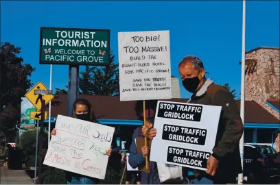  ?? DENNIS L. TAYLOR — MONTEREY HERALD ?? Opponents of the American Tin Cannery hotel project picket Saturday on Central Avenue in Pacific Grove.