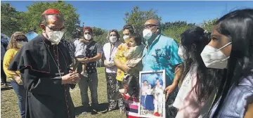  ??  ?? 3 Ceremonia. El Cardenal Gregorio Rosa Chávez realizó la misa conmemorat­iva.