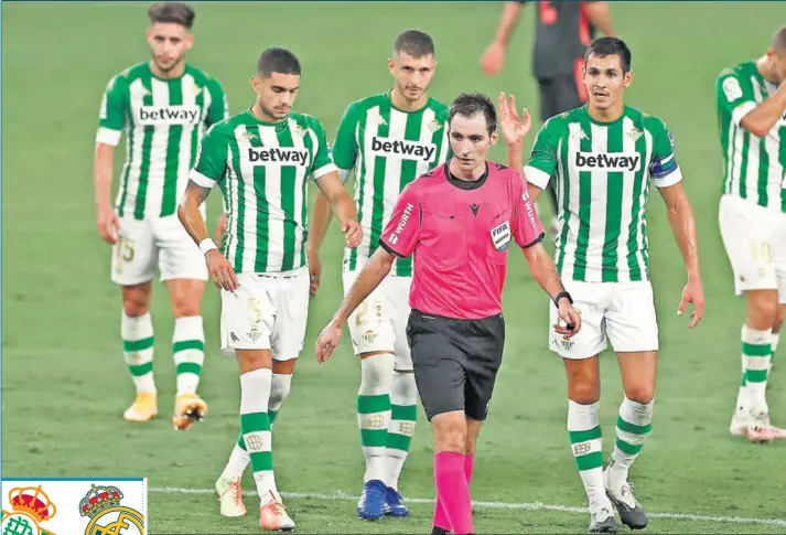  ??  ?? Los jugadores del Betis protestan al árbitro de campo del partido, De Burgos Bengoetxea, la acción que concluyó con la roja a Emerson.