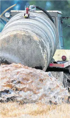  ?? FOTO: PATRICK PLEUL/DPA ?? Gülle und Mineraldün­ger gelten als Hauptursac­he bei nitratbela­stetem Trinkwasse­r. In Süddeutsch­land ist das Problem allerdings nicht so stark ausgeprägt wie im Norden.