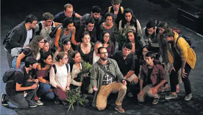  ?? ACN / PAU CORTINA ?? El tenor Marc Sala, un dinámico Teseo, en un momento de la obra junto al Cor Jove del Orfeó Català.