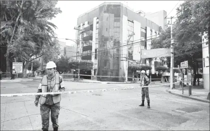  ??  ?? Decenas de familias que habitaban los edificos de Nicolás San Juan y Morena, en la colonia Del Valle, viven en la incertidum­bre debido a que desconocen si van a demolerlos ante los daños que presentan luego del terremoto del día 19 ■ Foto Carlos Ramos...