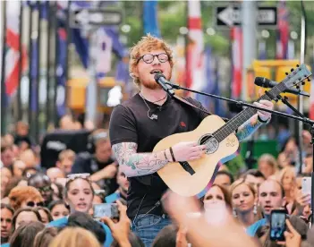  ?? FOTO: DPA ?? Folksänger Ed Sheeran, hier im Sommer auf der Rockefelle­r Plaza in New York, hat die Welt erobert, doch in Westeros war Schluss. Seine Auftritt in der TV-Serie „Game Of Thrones“sorgte für viel Spott.