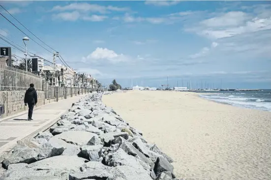  ?? Llibert Teixidó ?? La playa de Bellamar en Premià de Mar mantiene intacto el volumen de arena tras el temporal Nelson