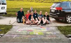  ??  ?? Dieses farbenfroh­e Straßenkun­stwerk hat diese „Künstlergr­uppe“aus Biessenhof­en fern der Heimat in Amerika gemalt. Die jüngste Künstlerin war vier Jahre alt.