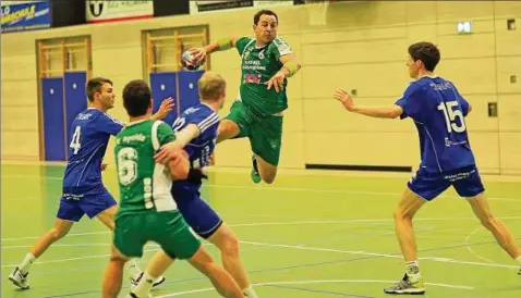  ?? Foto: Peter Hansen ?? Volker Goldmann (beim Wurf) tritt heute mit der Apoldaer Zweiten zum Landesliga-Derby in Großschwab­hausen an.