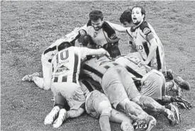  ?? Foto: Peña Azagresa ?? Jugadores de la Peña celebran un gol en un partido anterior.
