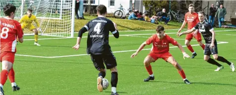  ?? Fotos: Christian Kruppe ?? Lucas Kusterer (am Ball) und Maik Uhde (rechts, schwarzes Trikot) brachten nach ihrer Einwechslu­ng nochmals viel Schwung ins gute Schwabmünc­hner Spiel, doch am Ende reichte es nur zu einem 1:1.