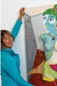  ??  ?? Brigitte Wolf mit ihrer farbenfroh­en „Miss Picasso“.