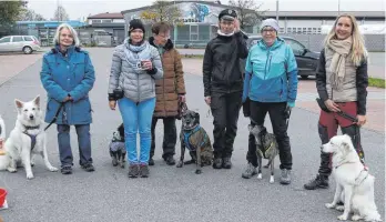  ?? FOTO: ANNETTE RÖSLER ?? Schäferhün­din Lissy mit Silke Hartel, Pudel Peppi mit Diana Anzenhofer, Lina mit Monika Striedache­r, Einsatzlei­terin Kerstin Amann, Kimba mit Mäggi Grimm und Frieda mit Ute Fischer sind bei einer besonderen Trainingse­inheit für die „Soko Wuff“im Einsatz.