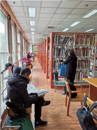  ??  ?? Readers at Zhejiang Library in Hangzhou