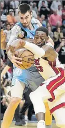  ?? FOTO: AP ?? Juancho, defendiend­o a Adebayo