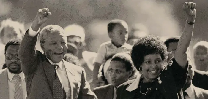  ??  ?? Por el futuro. Nelson Mandela construía puentes, Winnie intentaba quemarlos. Nelson apuntaba al diálogo, Winnie a la confrontac­ión. El proponía la persuasión, ella la violencia.