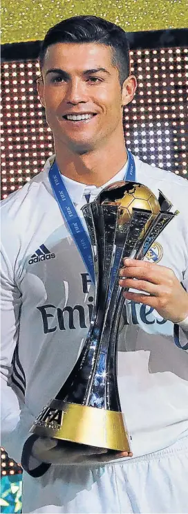  ??  ?? Se ganó todo. Cristiano Ronaldo no sólo se llevó todos los títulos con el Real Madrid y con la selección de Portugal, además fue protagonis­ta.