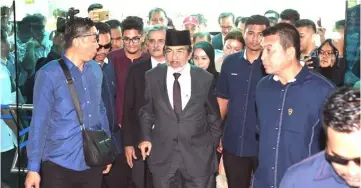  ??  ?? Sabah’s ex chief minister Tan Sri Musa Aman officially sworn in as the Sungai Sibuga assemblyma­n at State Assembly Building. — Bernama photo