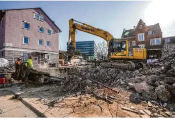  ?? Fotos unter hz.de
Foto: Rudi Penk ?? In wenigen Tagen werden die Überreste des abgerissen­en Altbaus an der Schnaithei­mer Straße beseitigt sein. Weitere