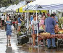  ?? Steve Gonzales / Staff photograph­er ?? The new Urban Harvest Farmers Market location moved from its previous Eastside location to its new home at St. John’s School on Westheimer.