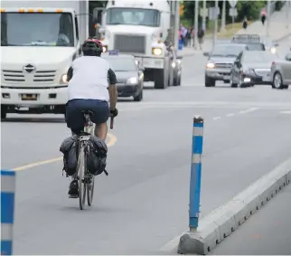  ?? CHRIS MIKULA/FILES ?? Even if they wear helmets, cyclists face many dangers on the roads.
