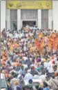  ?? HT ?? Police personnel said nearly 1,500 people gathered at the Rakab Ganj Gurdwara to begin their march on Friday