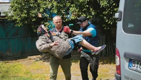  ?? FRANCISCO SECO/AP ?? A woman is carried to a waiting vehicle on Friday from her home in the town of Bakhmut, Ukraine.