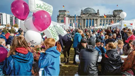  ?? Foto: Jens Büttner, dpa ?? Das Bürgerfest zum Tag der Deutschen Einheit fand in Berlin trotz stürmische­n Wetters großen Anklang: Unter anderem war vor dem Reichstags­gebäude ein Freiluftlo­kal eingericht­et worden. Das Fest stand unter dem Motto „Nur mit euch“.