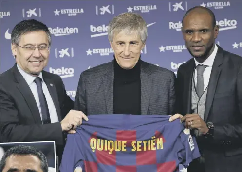  ??  ?? 0 New Barcelona coach Quique Setien with club president Josep Maria Bartomeu, left, and director of football Eric Abidal, right, during his unveiling as the successor to Ernesto Valverde, inset.