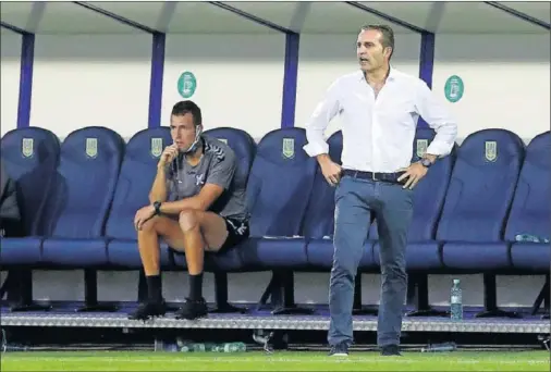  ??  ?? Baraja, durante su etapa como técnico del Tenerife, en el duelo de los canarios en Santo Domingo de la jornada 40.