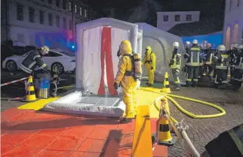  ?? FOTO: ALENA EHRLICH ?? Die Feuerwehr hatte sogar eine Dekontamin­ationsschl­euse aufgebaut.