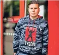  ??  ?? Sein Jogginganz­ug sagt alles: Pascal Herzberg (21) ist Tyson-Fan.