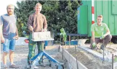  ?? FOTO: SUCHAN ?? Trainer Christoph Wanner bereitet Andreas Geck und Adrian Hummel (von links) auf den Landschaft­sgärtner-Cup vor. Rechts sieht man einen Ausschnitt des Gartenstüc­ks, das das Team anhand der bereitgest­ellten Skizze anlegt.