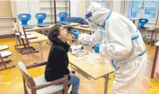  ?? FOTO: SABINE ZIEGLER ?? Angelika Holzmann, Rektorin der Grundschul­e Haisterkir­ch, hat sich am Montagmorg­en vor Unterricht­sbeginn als erste einem Antigen-schnelltes­t unterzogen. Die Tests des gesamten Teams sind an diesem Vormittag allesamt negativ ausgefalle­n.