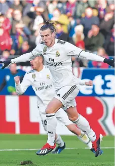  ??  ?? CLAVE. El galés Gareth Bale celebra el gol que finalmente le dio la victoria al Real Madrid en su visita contra Huesca.