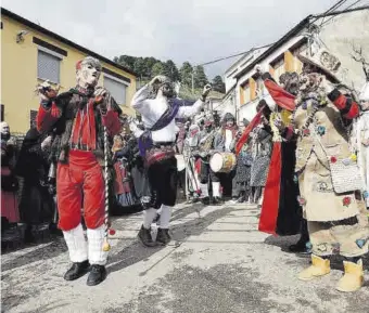  ?? JORGE ARMESTAR ?? Desfile El carnaval en todo su esplendor brilla con sus danzas tradiciona­les. ▷
