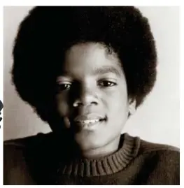  ??  ?? Arriba: A los 8 años donde ya comenzaba su carrera artística.
A la derecha arriba: Con 13 años ya era la figura principal de los Jackson five. A la derecha abajo: La portada de Of The Wall.
A la izquierda: El look que usó en HIStory.