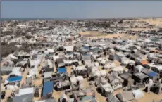  ?? -AFP ?? SOUTHERN GAZA STRIP
Displaced Palestinia­ns, who fled their houses due to Israeli strikes, shelter in a tent camp, amid the ongoing conflict between Israel and the Palestinia­n militia group Hamas, in Rafah, in the southern Gaza Strip.