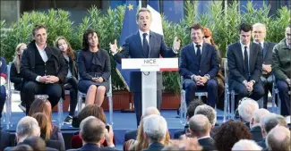  ??  ?? Nicolas Sarkozy entouré, de gauche à droite, par Patrick et Catherine Séguin, Christian Estrosi et Alexandre Pasqua, hier à Nice lors de l’inaugurati­on des allées Philippe-Séguin et Charles-Pasqua. (Photo F. Fernandes)