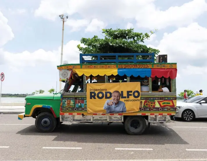  ?? ?? ► Un bus tipo chiva con un cartel de campaña de Hernández en Barranquil­la.
