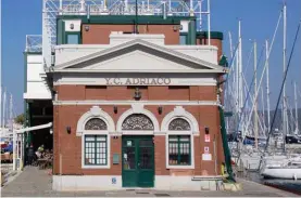  ??  ?? Lo storico edificio parte dello Yacht Club Adriaco, la “casetta rossa”. Il club è a Trieste a due passi dal centro.