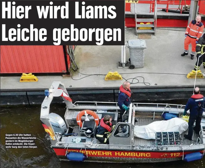  ??  ?? Gegen 6.30 Uhr hatten Passanten die Wasserleic­he gestern im Magdeburge­r Hafen entdeckt. Die Feuerwehr barg den toten Körper.