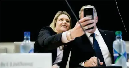  ??  ?? BILDEPROBL­EMER: Sylvi Listhaug får kritikk for måten hun legger ut bilder fra eldrehjem på uten å be om tillatelse. Her tar hun selfie med partikolle­ga Per-Willy Amundsen.