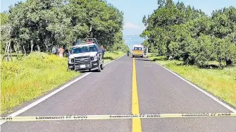  ?? /ROMMEL PICHARDO ?? El cuerpo fue hallado a un costado de la carretera que conduce a la Laguna de Atlangatep­ec