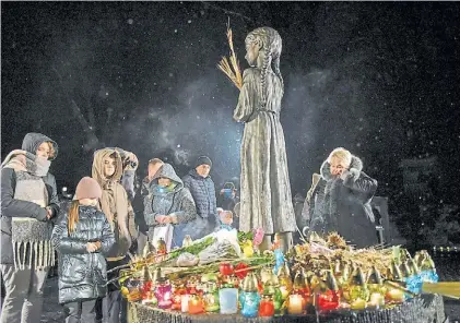  ?? EFE ?? Actos. Con velas y flores, Ucrania conmemoró en sus plazas la tragedia del Holomodor (hambruna).
OTRO EFECTO DE LA INVASIÓN A UCRANIA