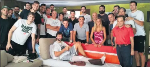  ??  ?? TODOS CON LLULL. La Selección en bloque estuvo en casa de Llull para arroparle en el inicio de su recuperaci­ón.