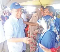  ??  ?? ABD Razak bersalaman dengan orang ramai yang hadir memeriahka­n ekspo itu.