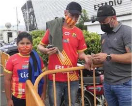  ?? RAFAEL PACHECO ?? César Montenegro y su papá fueron recibidos por Jafet.