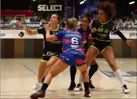  ?? (Photo PQR/Sud Ouest) ?? Anna Berger-Wierzba, Camille Mandret et les Rebelles ont perdu, hier soir, leur deuxième match de la saison. À chaque fois à l’extérieur.