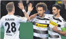  ?? FOTO: DPA ?? Der Favorit hat sich durchgeset­zt: Die Gladbacher André Hahn, Lars Stindl und Torschütze Fabian Johnson (von links) feiern das 1:0.