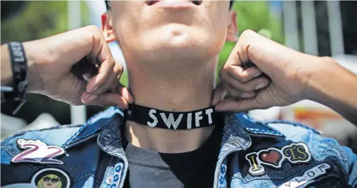  ?? [Getty/AFP/Rodrigo Oropeza] ?? Einer der vielen männlichen Fans von Taylor Swift – laut Umfrage machen sie 48 Prozent der „Swifties“aus.